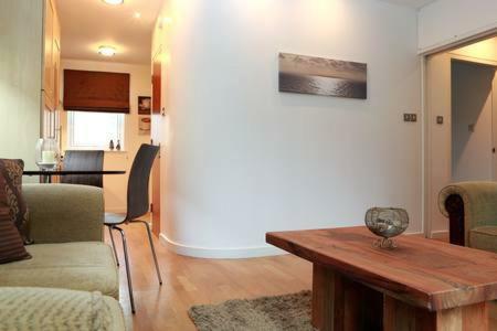 Appartement The Park - Holyrood Road With Free Parking à Édimbourg Extérieur photo